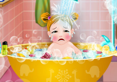 אמבטיה ראשונה לתינוקת